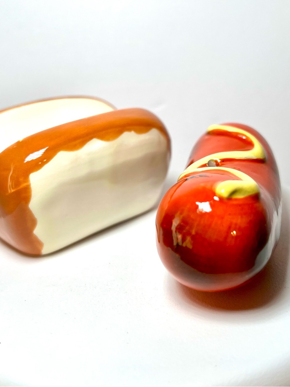 Ceramic Hot Dog In Bun Salt and Pepper Shakers Mustard BBQ Grilled - Picture 7 of 7